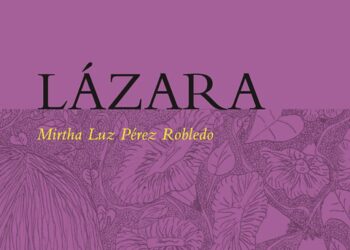 La escritora Mirtha Luz Pérez Robledo durante la presentación de su poemario Lázara, inspirado en la memoria de su hija Nadia Vera y en la exigencia de justicia por el multihomicidio de la colonia Narvarte.