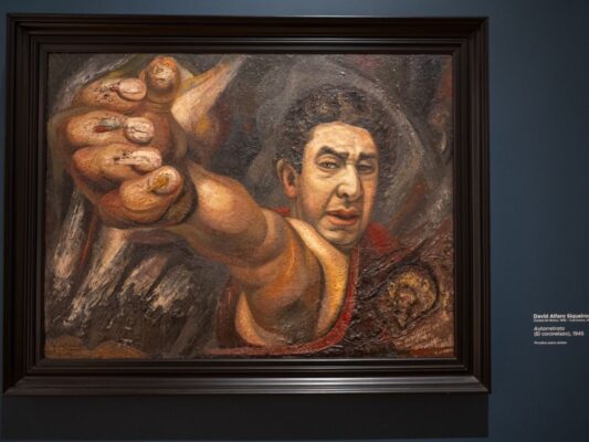 Visitantes recorren las renovadas salas de arte moderno del MUNAL, donde la exposición Arte y visualidad en el México moderno presenta obras emblemáticas del arte mexicano del siglo XX.