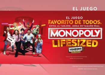 Visitantes participan en MONOPOLY LIFESIZED Touring Edition, una experiencia inmersiva con un tablero gigante que llegará este verano a Perisur, en la Ciudad de México.