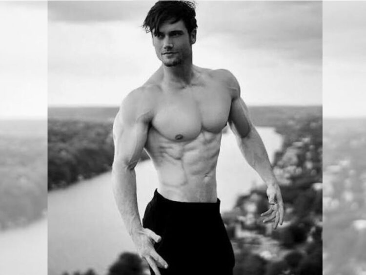 Fotografía de Connor Murphy, influencer estadounidense de fitness, cuyo fallecimiento en Tailandia es investigado por las autoridades tras un incidente registrado en un lago de Bang Phli.