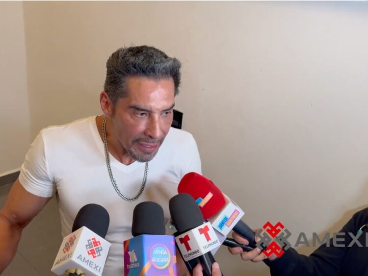 Charly López habla con representantes de los medios durante una entrevista, donde ofrece una disculpa pública a Sasha Sokol y responde preguntas sobre las recientes polémicas que protagonizó.