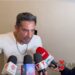 Charly López habla con representantes de los medios durante una entrevista, donde ofrece una disculpa pública a Sasha Sokol y responde preguntas sobre las recientes polémicas que protagonizó.