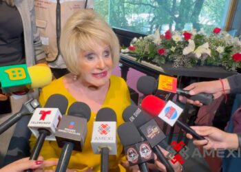 Anel Noreña ofrece una entrevista durante una exposición dedicada a José José, donde habla sobre el legado del cantante, su recuperación de una cirugía y sostiene que legalmente continúa siendo su viuda.