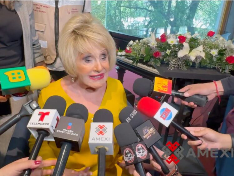 Anel Noreña ofrece una entrevista durante una exposición dedicada a José José, donde habla sobre el legado del cantante, su recuperación de una cirugía y sostiene que legalmente continúa siendo su viuda.