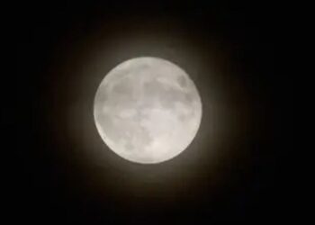 Luna llena brillante sobre el cielo nocturno durante la fase conocida como Luna del Ciervo, uno de los fenómenos astronómicos más esperados de julio de 2026.