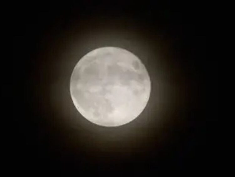 Luna llena brillante sobre el cielo nocturno durante la fase conocida como Luna del Ciervo, uno de los fenómenos astronómicos más esperados de julio de 2026.