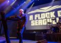 Integrantes de A Flock of Seagulls durante una presentación en vivo, donde interpretan sus mayores éxitos como parte de su gira por América Latina.