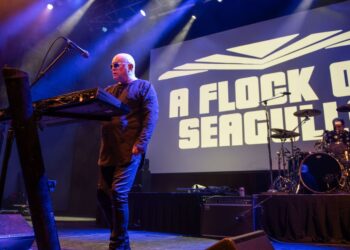 Integrantes de A Flock of Seagulls durante una presentación en vivo, donde interpretan sus mayores éxitos como parte de su gira por América Latina.