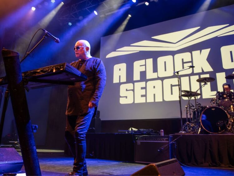 Integrantes de A Flock of Seagulls durante una presentación en vivo, donde interpretan sus mayores éxitos como parte de su gira por América Latina.