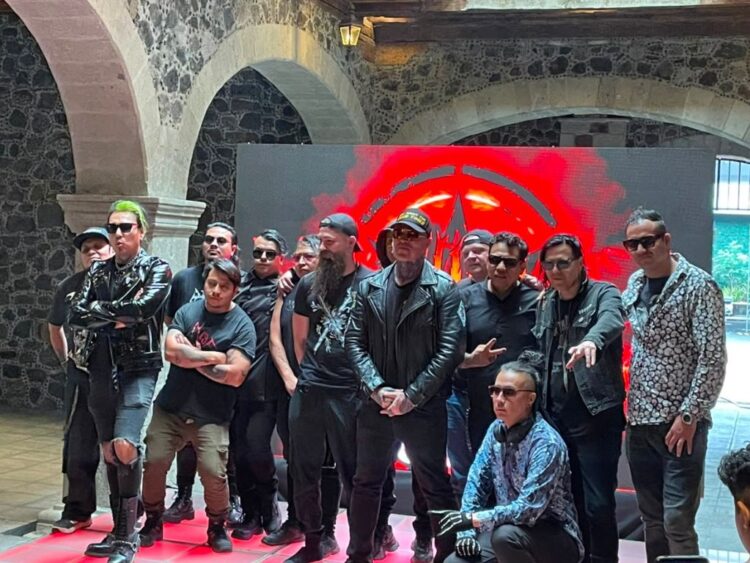 Integrantes de las bandas participantes y organizadores de Ritual Siniestro II durante la conferencia de prensa previa al festival, que se realizará en el Centro Histórico de la Ciudad de México.