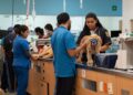 Médico veterinario realiza una revisión preventiva a un perro durante una consulta, como parte de un esquema de medicina preventiva y desparasitación.