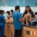 Médico veterinario realiza una revisión preventiva a un perro durante una consulta, como parte de un esquema de medicina preventiva y desparasitación.