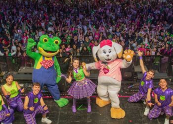 La cantante infantil Lara Campos durante su concierto en Chile, donde miles de familias disfrutaron de un espectáculo de música, baile e interacción con el público.