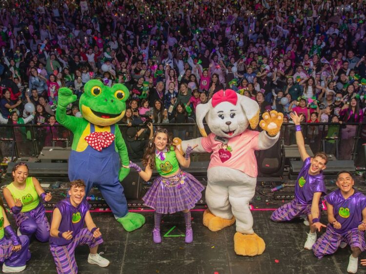 La cantante infantil Lara Campos durante su concierto en Chile, donde miles de familias disfrutaron de un espectáculo de música, baile e interacción con el público.