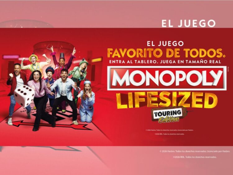 Visitantes participan en MONOPOLY LIFESIZED Touring Edition, una experiencia inmersiva con un tablero gigante que llegará este verano a Perisur, en la Ciudad de México.
