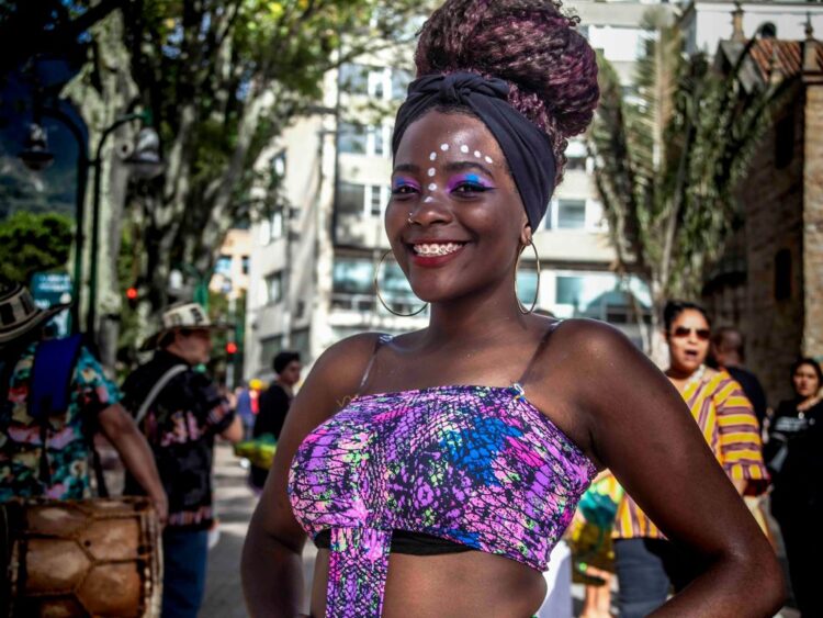 Bailarines y músicos colombianos participan en el festival Colombia en Los Pinos, que reunirá muestras gastronómicas, artesanales y artísticas para celebrar la cultura del país sudamericano.