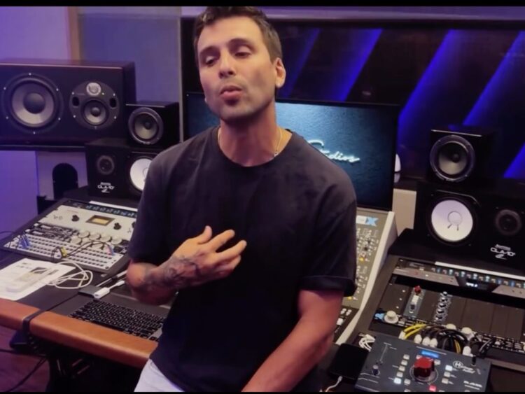 El cantante puertorriqueño Christian Daniel durante una entrevista, donde habla sobre la canción solidaria que compuso para apoyar a las víctimas de la tragedia en Venezuela y su próxima visita a México.