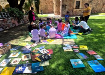 Niñas y niños participan en actividades artísticas y lúdicas del programa Alas y Raíces, que durante el verano ofrece talleres, teatro y experiencias inmersivas en diversos espacios culturales del país.