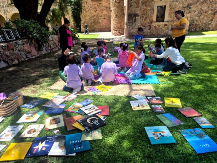 Niñas y niños participan en actividades artísticas y lúdicas del programa Alas y Raíces, que durante el verano ofrece talleres, teatro y experiencias inmersivas en diversos espacios culturales del país.