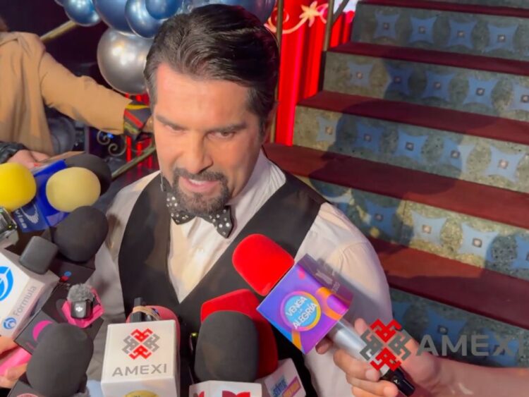 Arturo Carmona conversa con medios de comunicación durante la celebración de su cumpleaños número 50, donde habla de su familia, su salud y sus proyectos.
