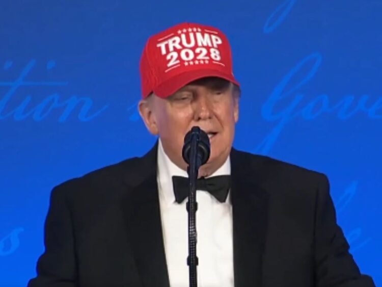 reelección Donald Trump con gorra de Trump 2028. AMEXI foto captura de video RRSS