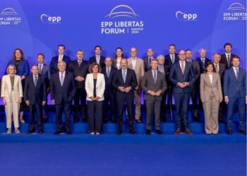 Calderón en foro de Madrid: México sigue la vía de Venezuela.