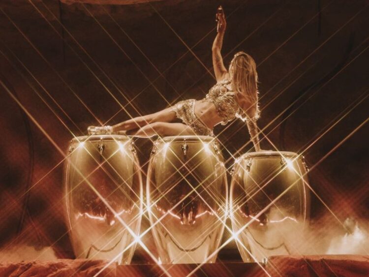 Karol G ofrece un espectáculo durante el inicio de su gira mundial "Viajando Por El Mundo TropiTour" en el Soldier Field de Chicago, con un montaje que incluye pirotecnia, coreografías y efectos visuales.