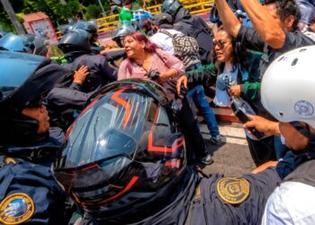 Ofrecen disculpas públicas a madres buscadoras por empujones y forcejeos de la policía capitalina.