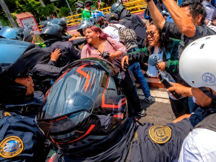 Ofrecen disculpas públicas a madres buscadoras por empujones y forcejeos de la policía capitalina.