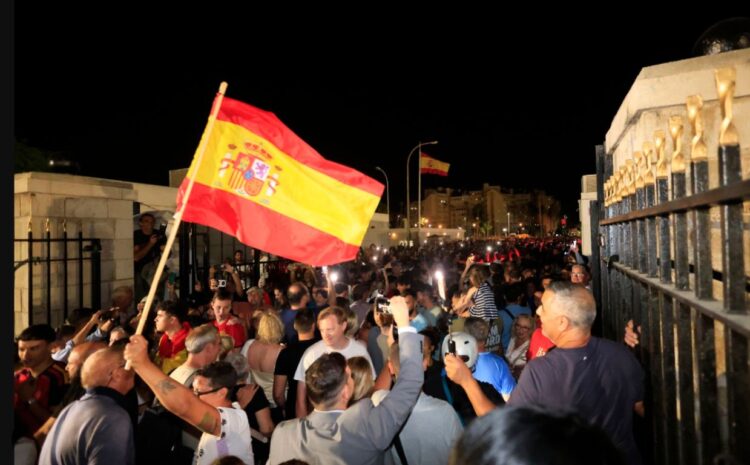 Españoles cruzan la frontera con Gibraltar, tras la firma del acuerdo entre la Unión Europea y Reino Unido.