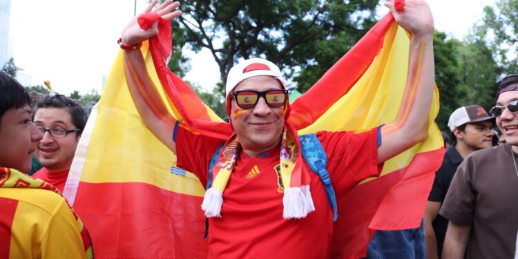 Festejo en la Cibeles por el triunfo de España en el Mundial. AMEXI Foto La Isabel