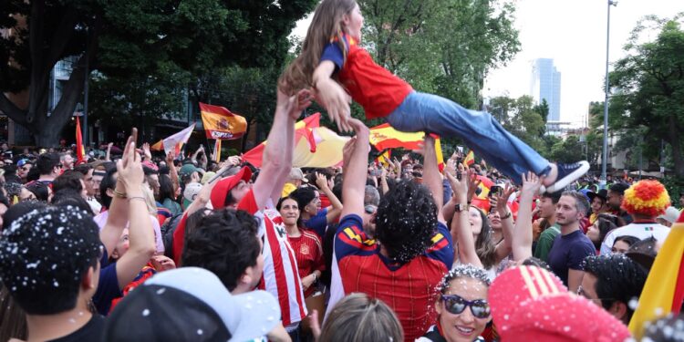 Festejo en la fuente de la Cibeles por el triunfo de España en el Mundial