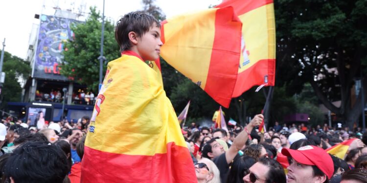 Festejo en la fuente de la Cibeles por el triunfo de España en el Mundial
