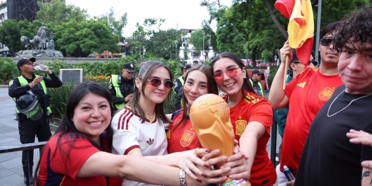 Festejo en la fuente de la Cibeles por el triunfo de España en el Mundial