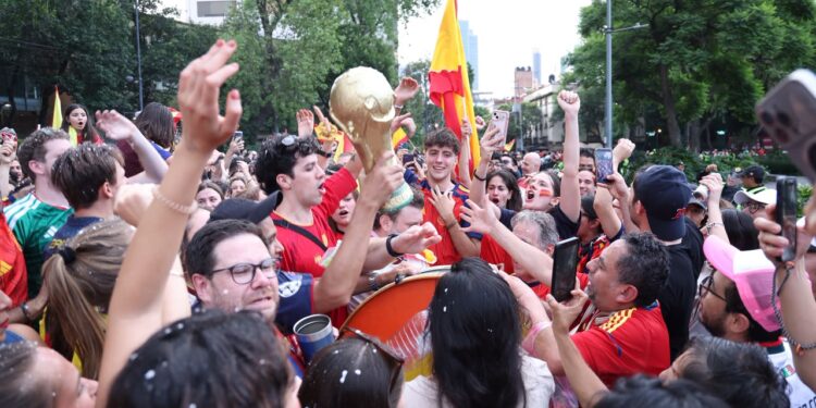 Festejo en la fuente de la Cibeles por el triunfo de España en el Mundial
