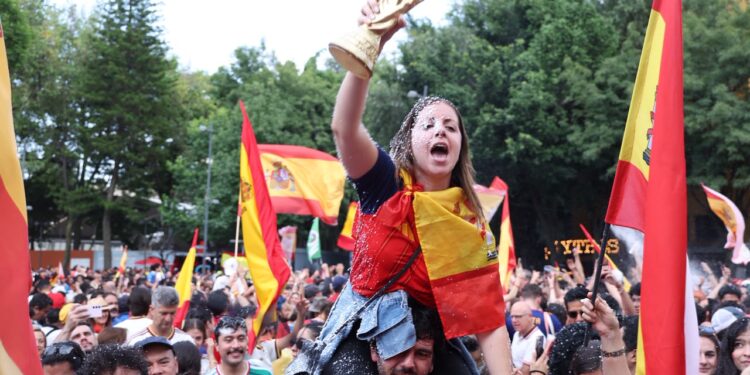 Festejo en la fuente de la Cibeles por el triunfo de España en el Mundial