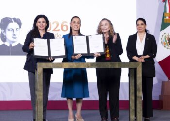 Firma de la iniciativa para homologar en el país la Ley General para Prevenir, Investigar, Sancionar y Reparar el Daño por el Delito de Feminicidio. AMEXI Foto Presidencia