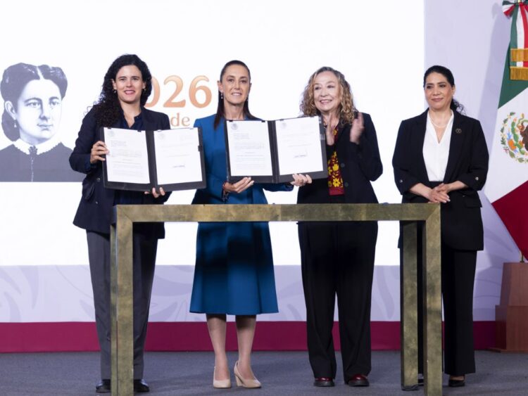 Firma de la iniciativa para homologar en el país la Ley General para Prevenir, Investigar, Sancionar y Reparar el Daño por el Delito de Feminicidio. AMEXI Foto Presidencia