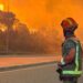 Bombero observa el avance de las llamas sin control, en la Comunidad de Madrid.