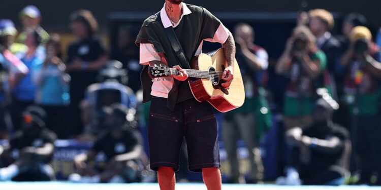 Justin Bieber interpreta "Everything Hallelujah" durante el show de medio tiempo de la final de la Copa del Mundo 2026 en el MetLife Stadium.