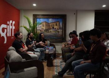 Pablo Ignacio Jofré presenta libro sobre futbol y cine, acompañado por Carlos Cuarón