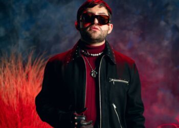 Luis R. Conríquez regresa a sus raíces con "Muchacho alegre", un álbum que refleja su evolución