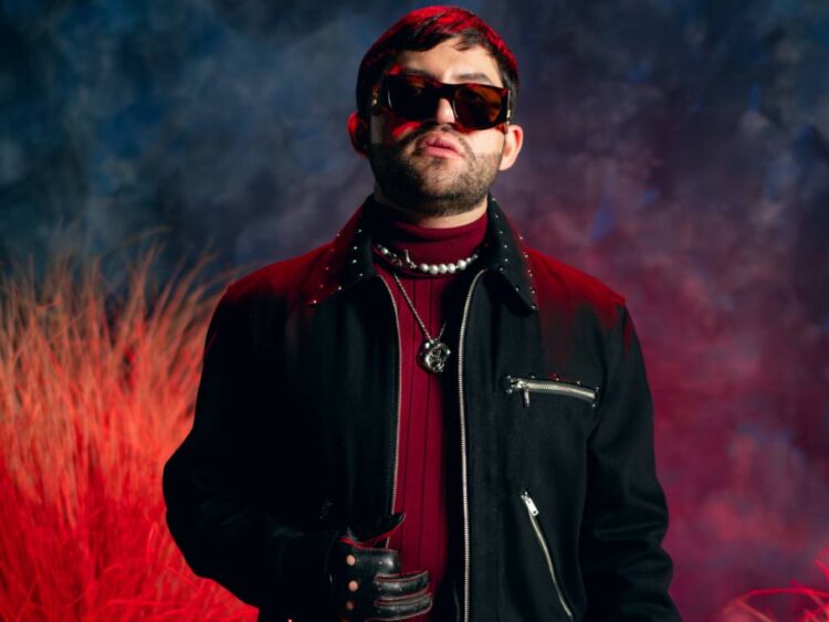 Luis R. Conríquez regresa a sus raíces con "Muchacho alegre", un álbum que refleja su evolución
