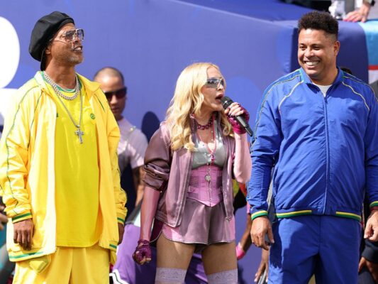 Madonna junto a los futbolistas brasileños Ronaldo Nazário y Ronaldinho durante el show de medio tiempo de la final del Mundial 2026.