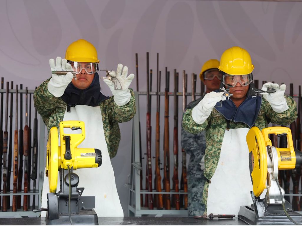 Militares se encargan de destruir armas canjeadas.