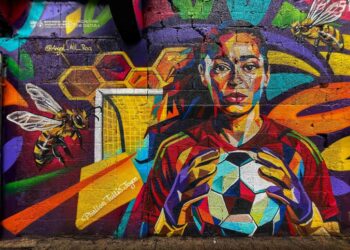 Murales dedicados a futbolistas que rompieron barreras en el deporte, instalados en la Glorieta de Insurgentes como parte de las actividades culturales del Mundial 2026.