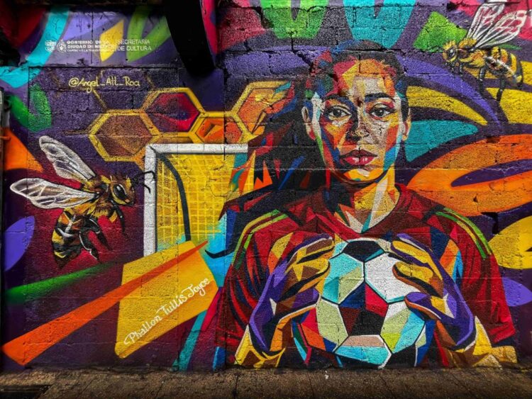 Murales dedicados a futbolistas que rompieron barreras en el deporte, instalados en la Glorieta de Insurgentes como parte de las actividades culturales del Mundial 2026.