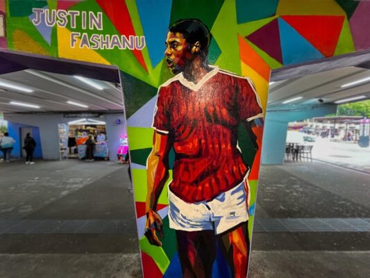 Murales dedicados a futbolistas que rompieron barreras en el deporte, instalados en la Glorieta de Insurgentes como parte de las actividades culturales del Mundial 2026.