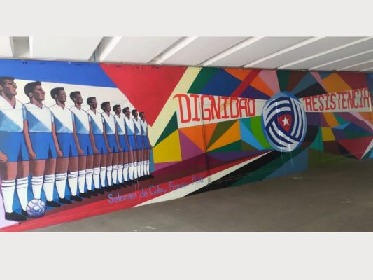 Murales dedicados a futbolistas que rompieron barreras en el deporte, instalados en la Glorieta de Insurgentes como parte de las actividades culturales del Mundial 2026.