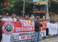 Alfredo Desiderio Rojas Lara, denuncia la asfixia que las recientes reformas le imponen a las cooperativas mexicanas, en un mitin frente a la Secretaría del Bienestar, en la CDMX